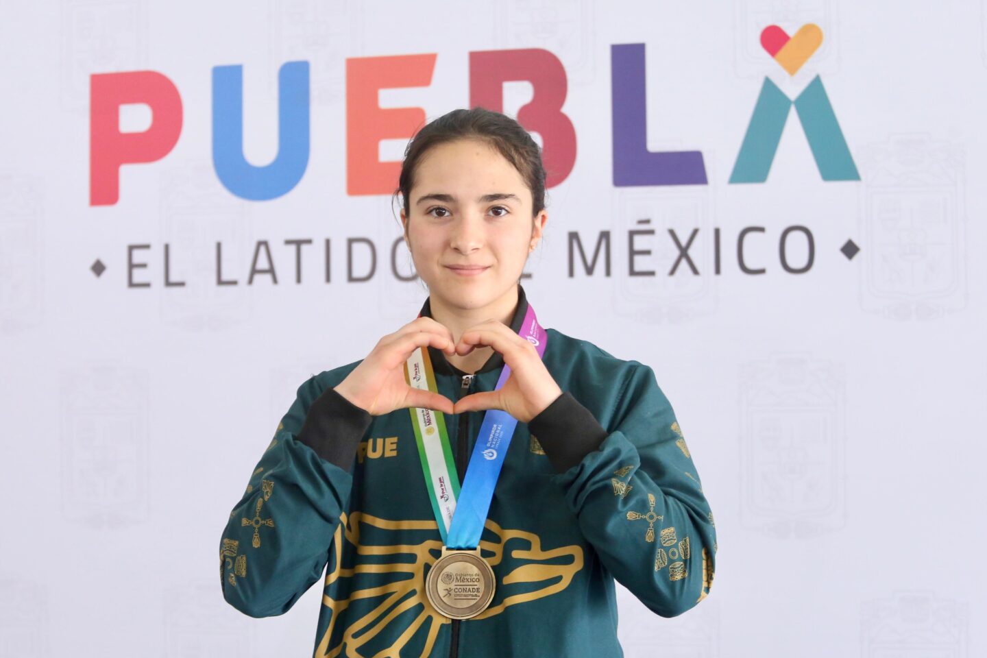 Puebla es referente nacional en deporte; reconoce gobernador a medallista en escalada