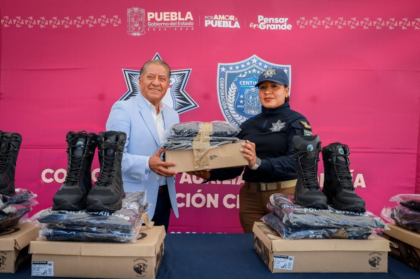 Policía Auxiliar concluye entrega de uniformes a personal operativo y médico