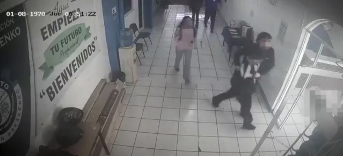 Video revela cómo alumnos sometieron a atacante tras homicidio de dos maestras en Michoacán