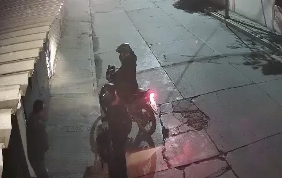 Asalto en segundos: motociclistas armados despojan a peatón en Texmelucan