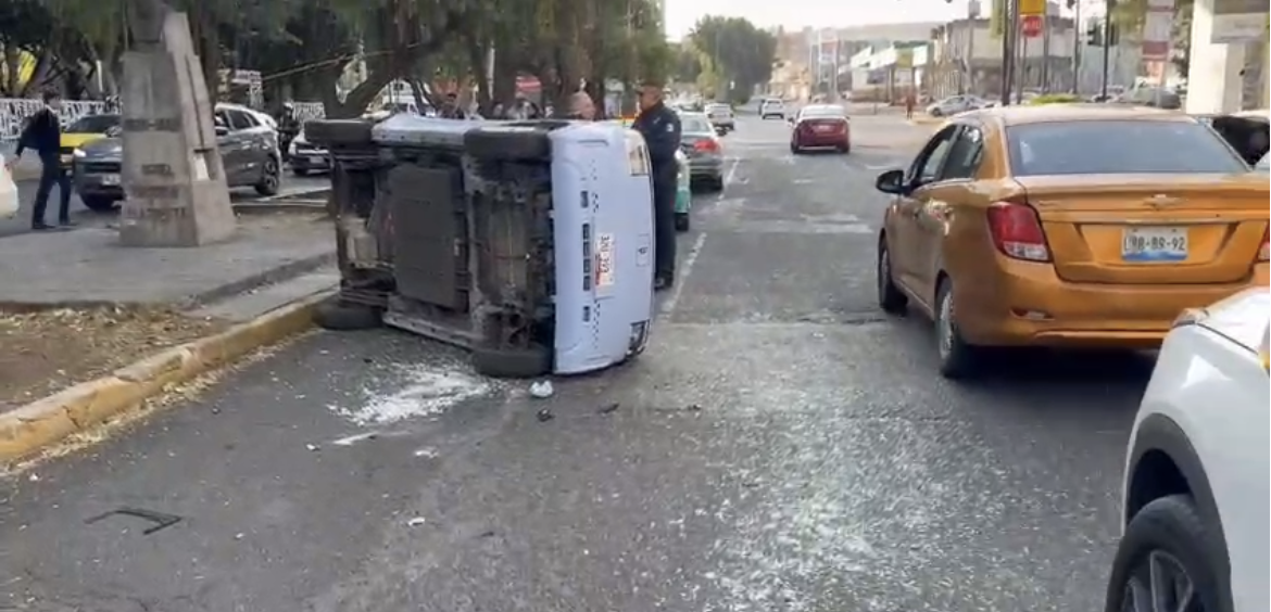 Volcadura en la 43 Oriente deja daños materiales; falla de semáforos, posible causa