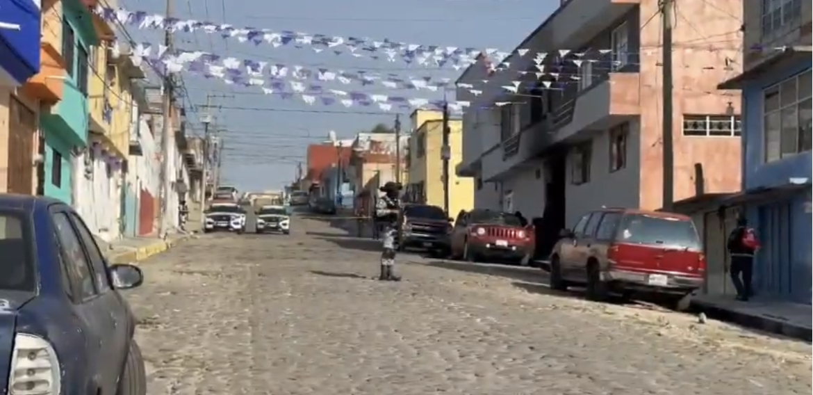 Comando armado ataca vivienda y provoca incendio de autos en Puebla
