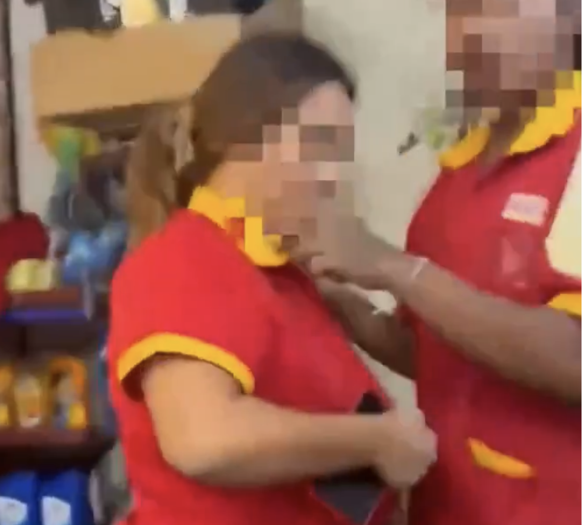 Indignación en redes: acusan a cajera de usar tarjeta de cliente en OXXO