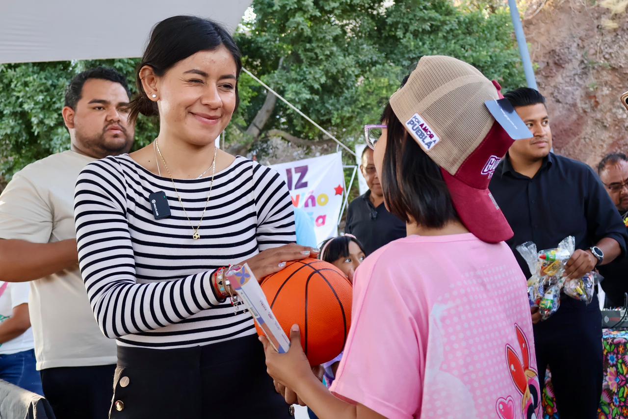 Al recibir juguetes, niñas y niños llenan de magia sus corazones: Gaby “La Bonita” Sánchez