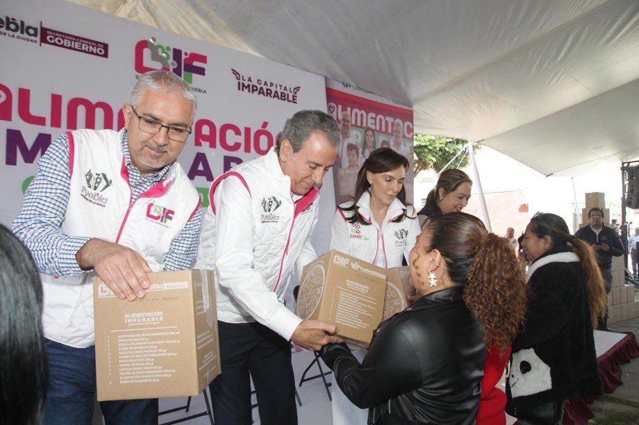 Pepe Chedraui y MariElise Budib recorren la capital entregando apoyos alimentarios a las familias poblanas