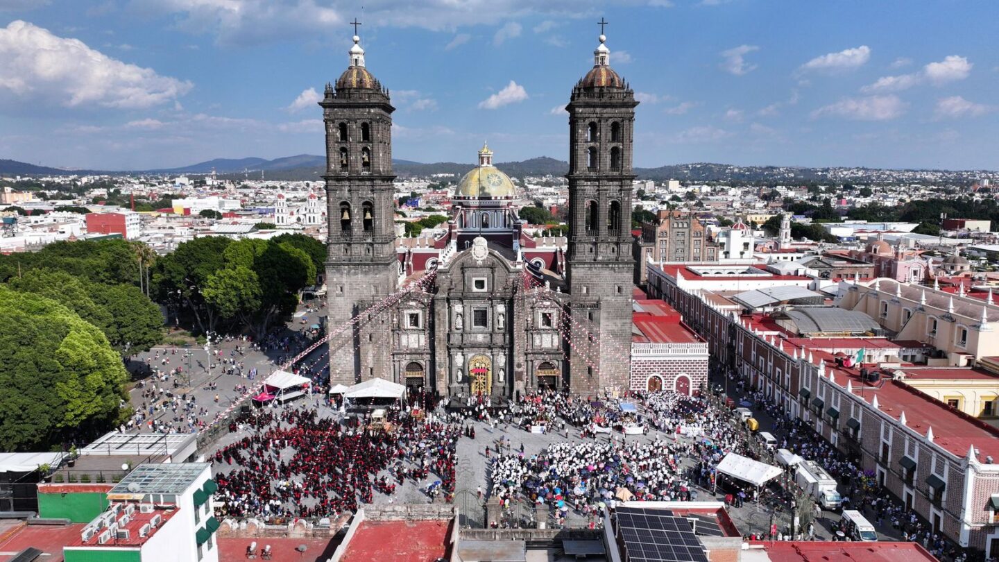 Puebla vive multitudinaria Procesión del Santo Entierro con miles de fieles