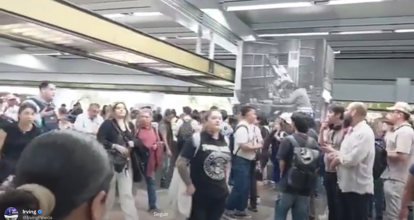 Evacúan trenes y usuarios caminan por vías tras incidente en Línea 3 del Metro