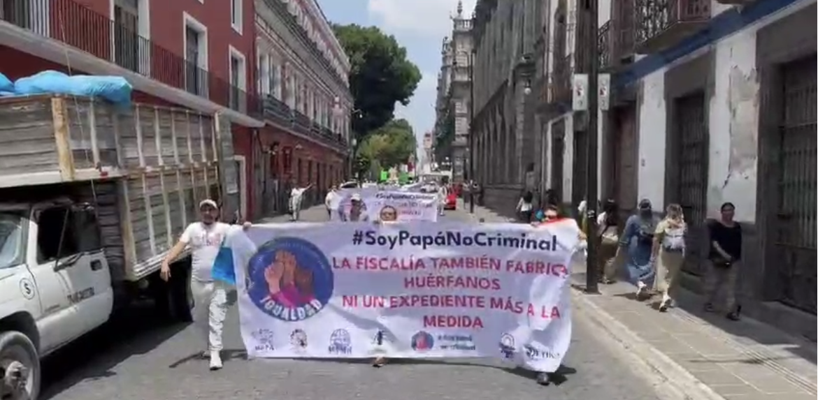 Padres y madres se movilizan en Puebla con la consigna #SoyPapáNoCriminal