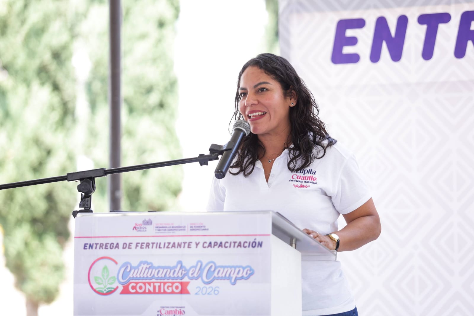 Lupita Cuautle encabeza segunda entrega de fertilizante a familias productoras
