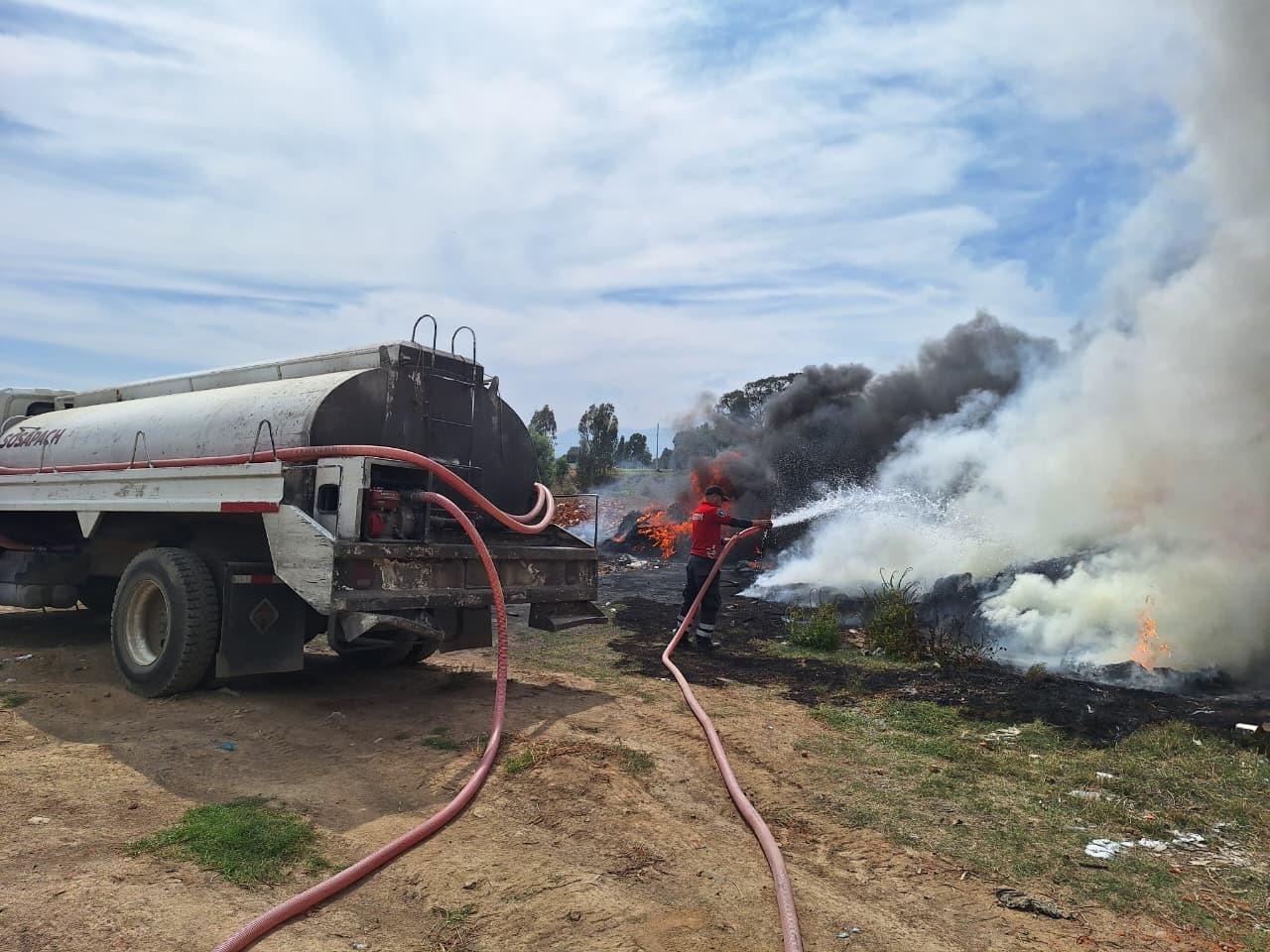 Controlan incendio de 200 llantas en San Juan Tlautla; autoridades coordinan labores de enfriamiento