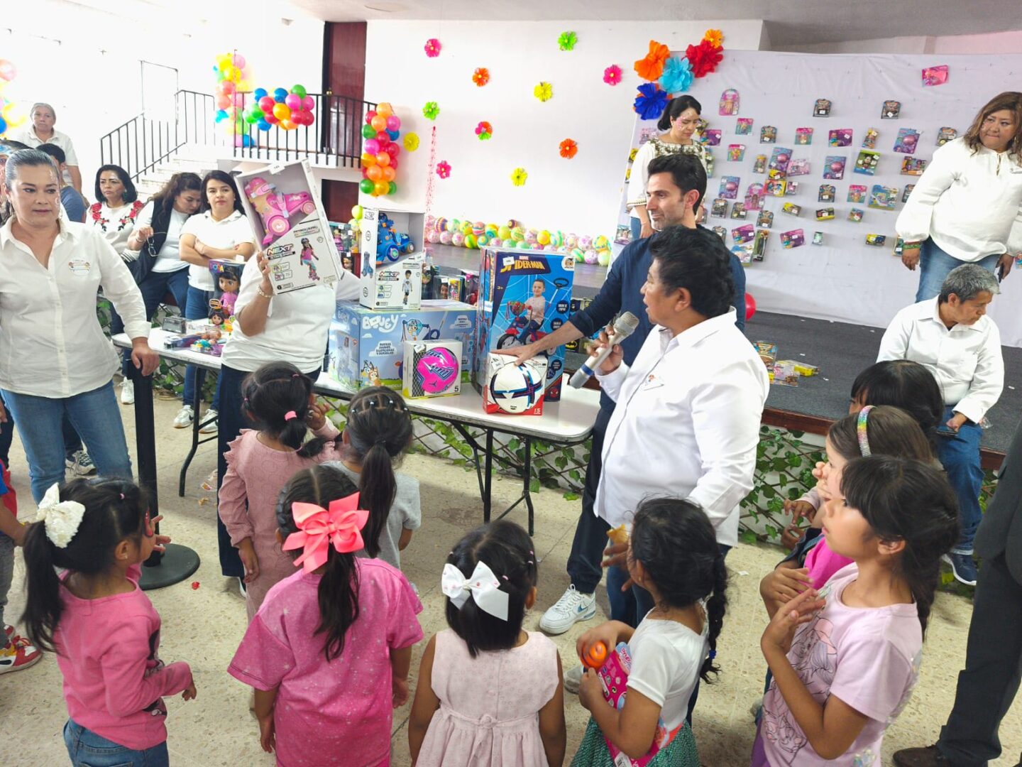 Sindicato de burócratas festejó a las niñas y niños en su día
