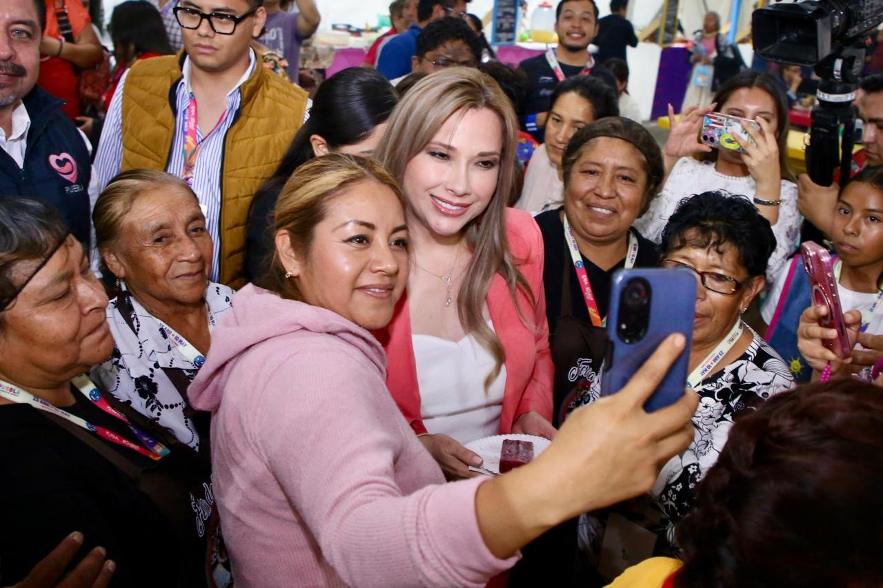 Con cercanía y sensibilidad, Ceci Arellano comparte con familias en cierre de Feria de Puebla