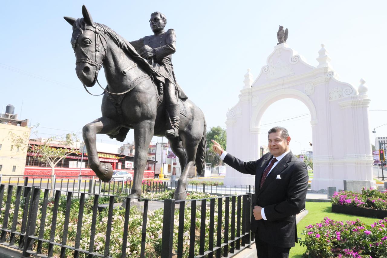 Rehabilita Gobierno del Estado el Arco de Loreto y devela escultura de Ignacio Zaragoza