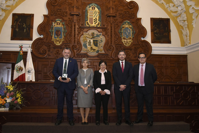 REDDU entrega presea “Dr. Jorge Carpizo” al rector de la UABC durante encuentro nacional en la BUAP