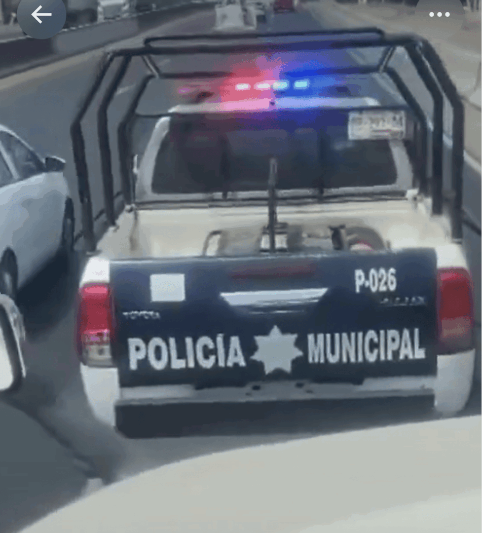 “¿Extorsión o autoridad?”: patrulla de Coronango desata polémica tras cerrar paso a trailero