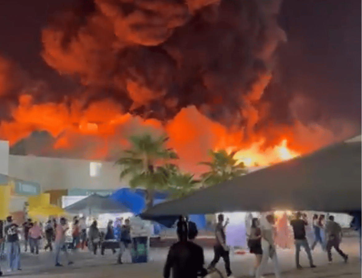 Incendio arrasa con nave de la Feria Tabasco 2026; confirman cinco muertos y fuertes pérdidas