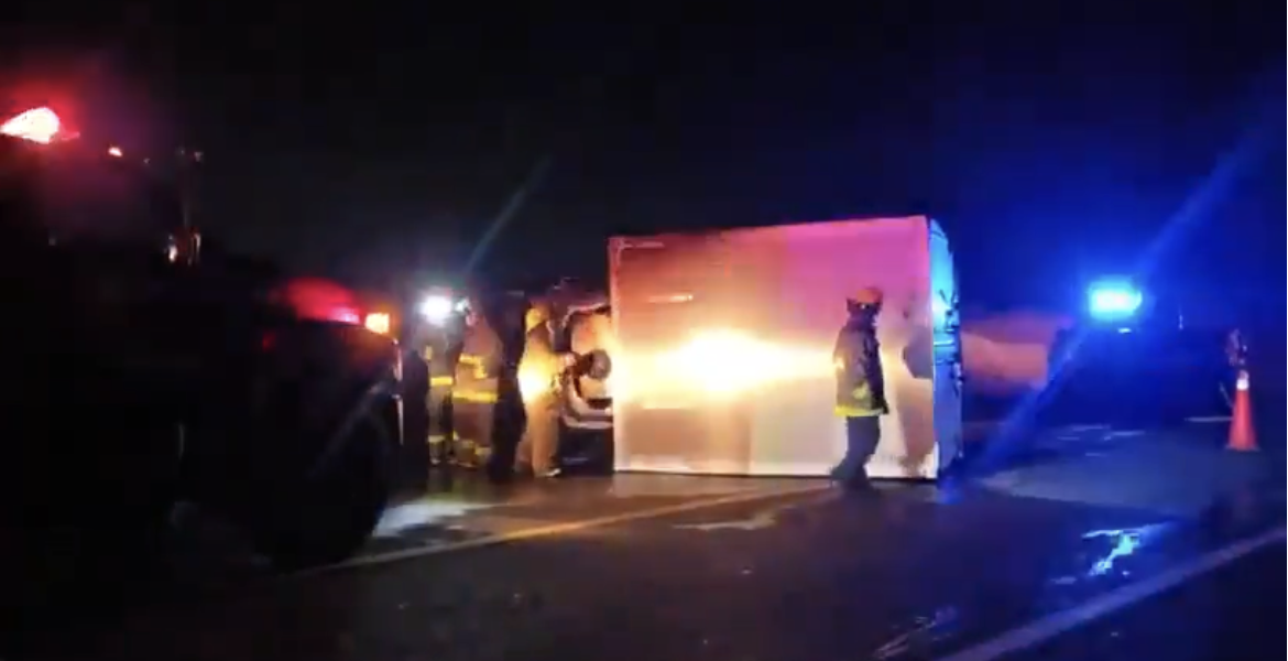 Accidente en la Siglo XXI deja un muerto calcinado; conductor habría quedado dormido al volante