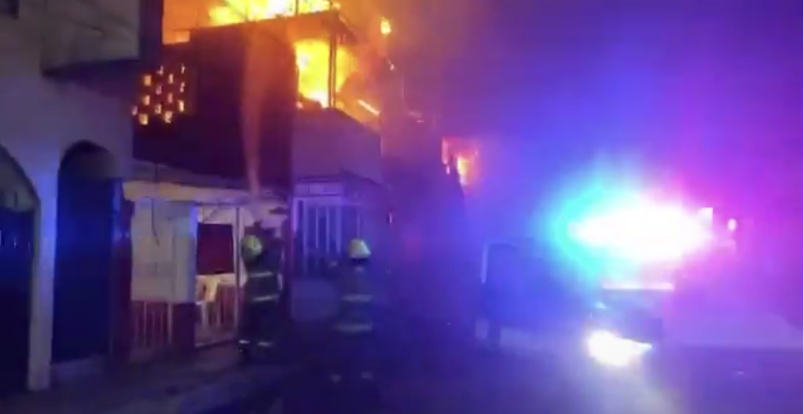 Incendio consume negocio de comida tras explosión en Bello Horizonte