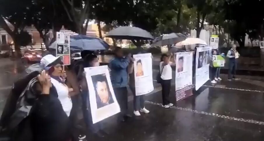 Con lluvia y consignas, exigen en Puebla la aparición de Gustavo Solano, desaparecido desde 2025