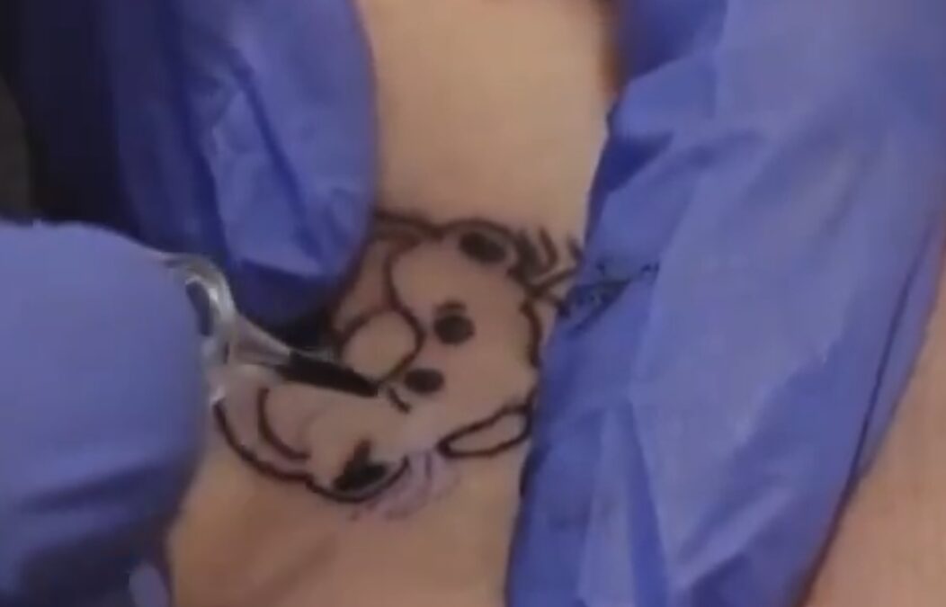 Campaña de Farmacias Similares convierte al Doctor Simi en fenómeno viral de tatuajes