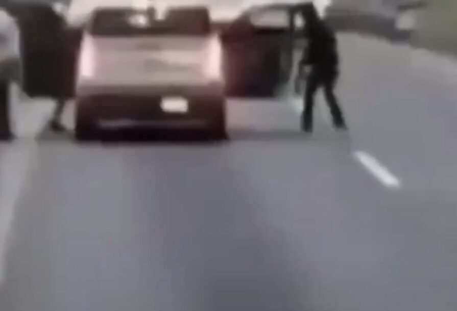Nuevo ataque en la Puebla-Orizaba: hombres armados asaltan camioneta frente al tráfico