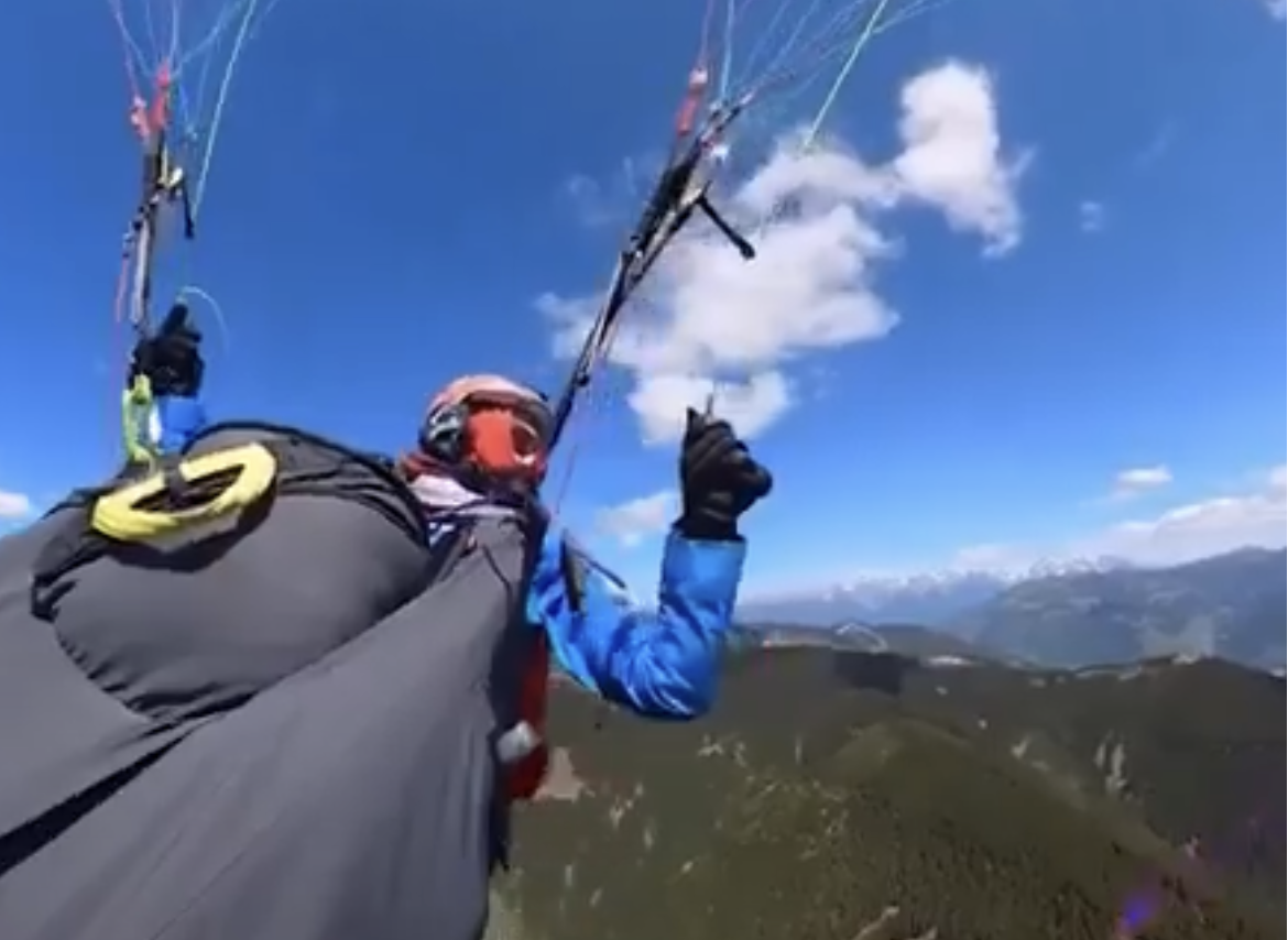 Video viral muestra el momento en que avioneta destroza parapente en Austria