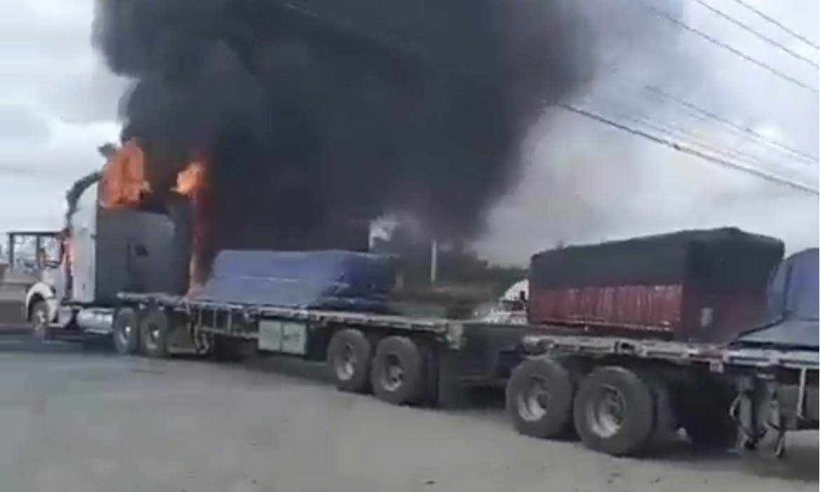 Jornada violenta en Tecomán deja bloqueos, vehículos incendiados y un muerto tras enfrentamiento armado