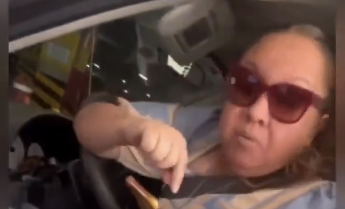 Viral en Puebla: mujer genera polémica por afirmar que peatones deben ceder el paso a autos