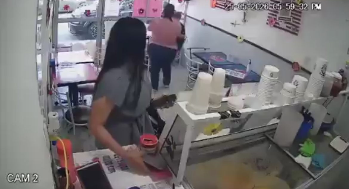 “Ni la calculadora perdonó”: captan a mujer tomando objeto de mostrador en Ciudad Madero