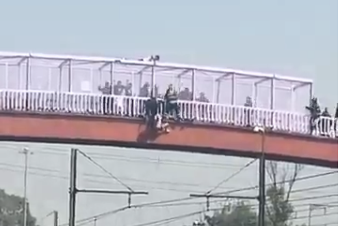 Rescate en puente peatonal termina con mujer lesionada en Calzada Zaragoza