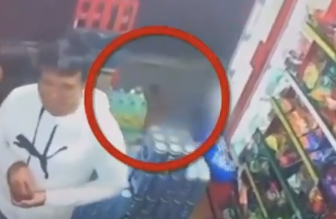 Viralizan en Puebla video de padres que presuntamente usan a su hijo para robar en tienda