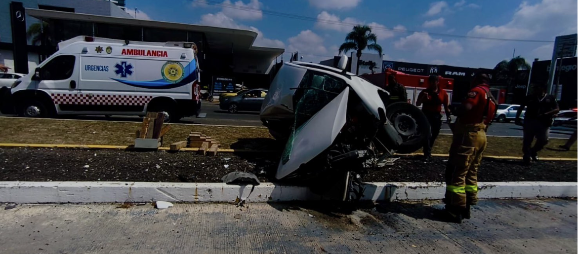 Fatal accidente en La Vista: volcadura colapsa la Vía Atlixcáyotl