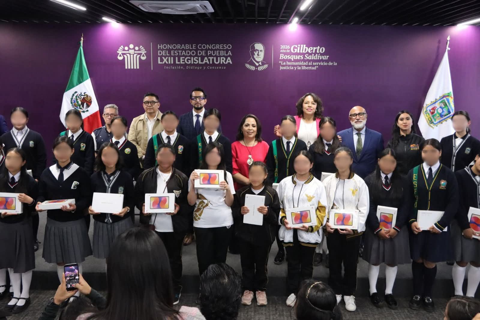 Jóvenes indígenas ponen en alto a Puebla en Olimpiada de Matemáticas