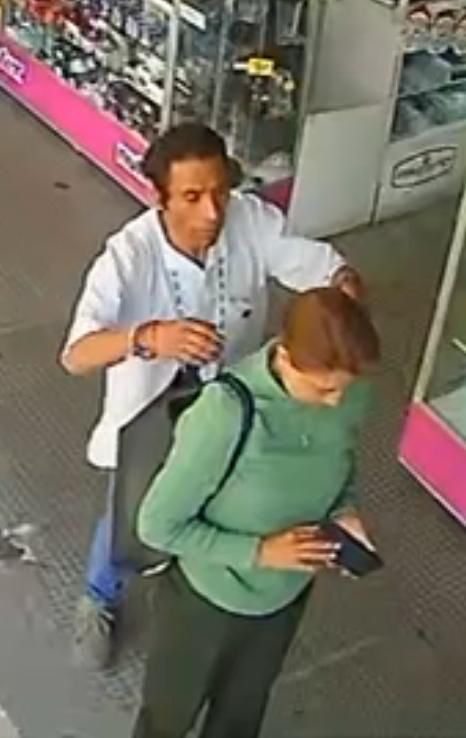 Captan en video violento asalto a mujer en calles del Centro de Puebla