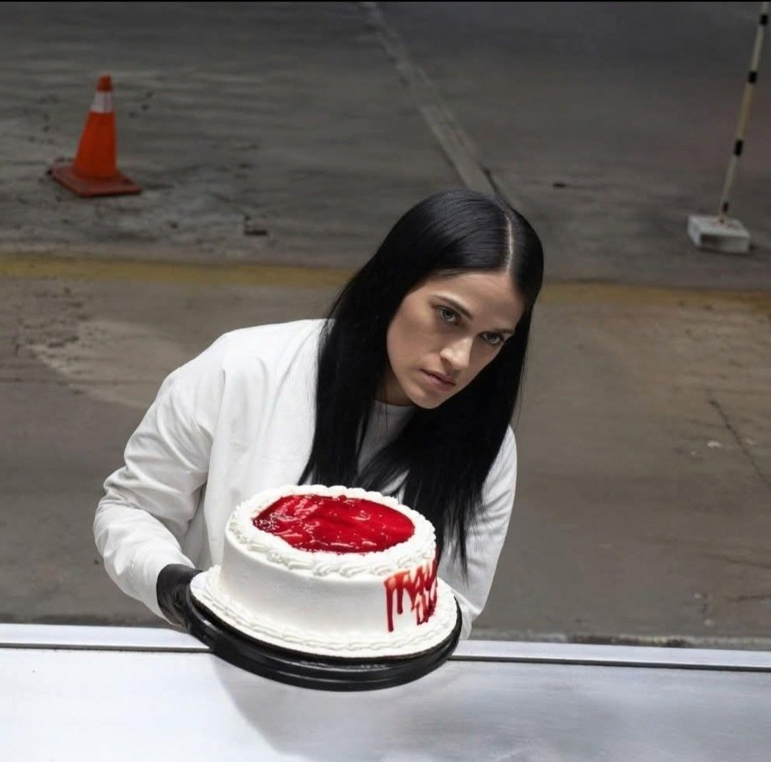 Captan a mujer llevándose pastel sin pagar en Acapulco; redes la apodan “Lady Miserable”