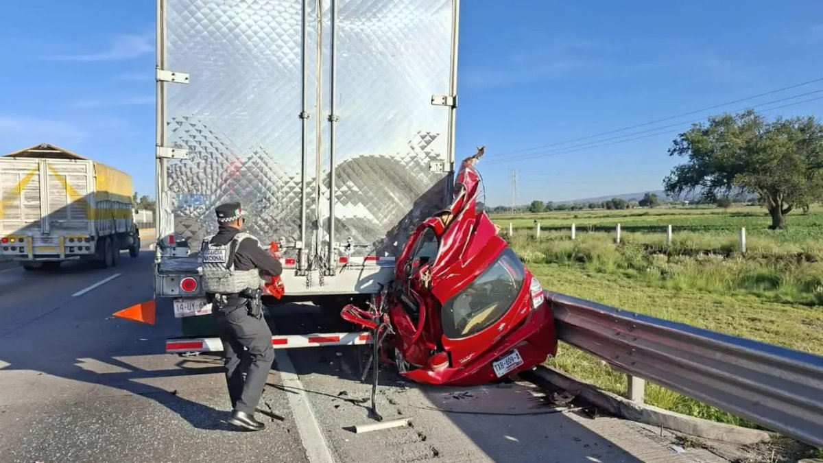 Fatal accidente en Amozoc: auto queda destrozado tras impactarse contra tráiler