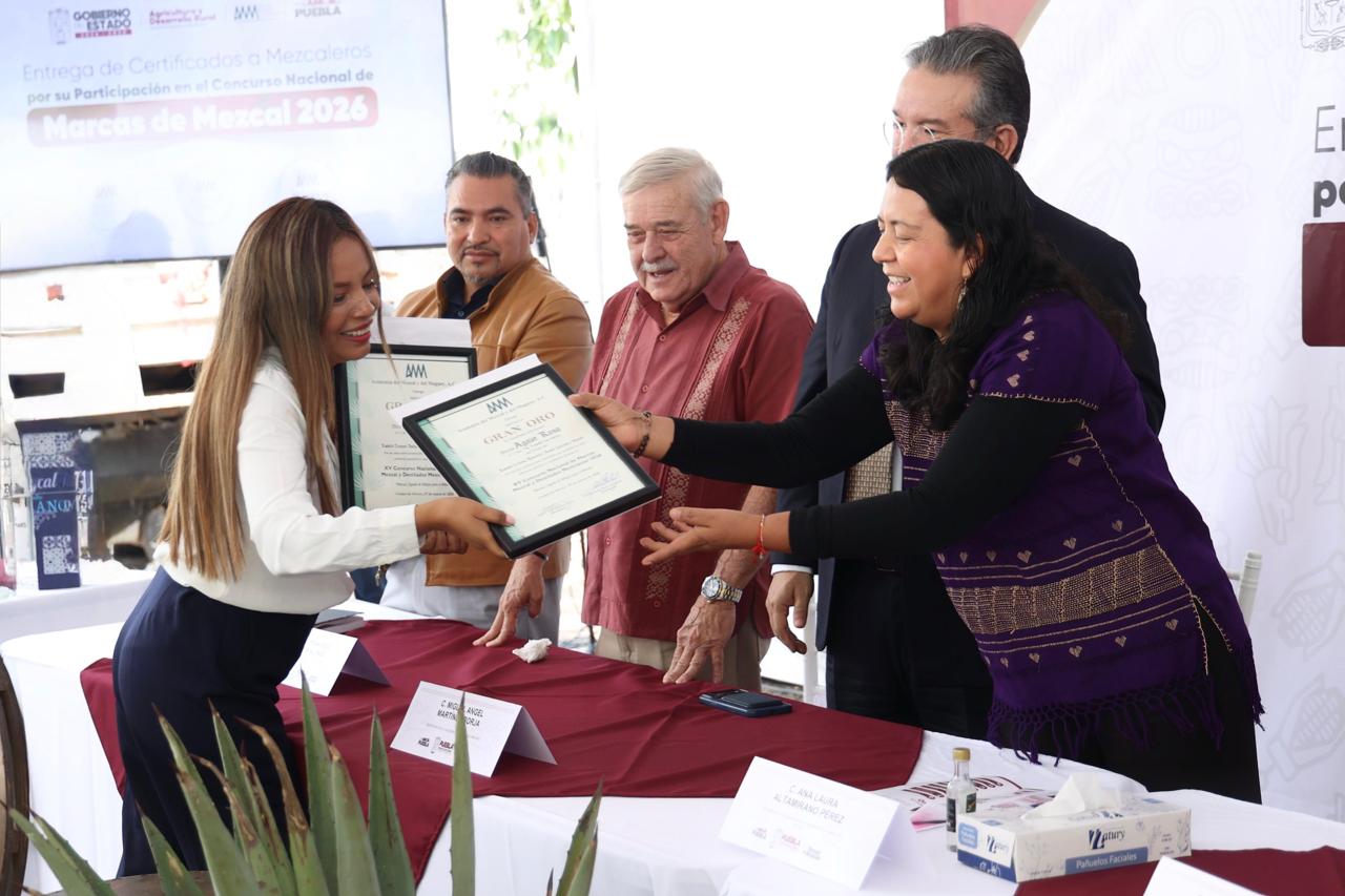 Puebla consolida liderazgo nacional en producción de mezcal con 91 medallas