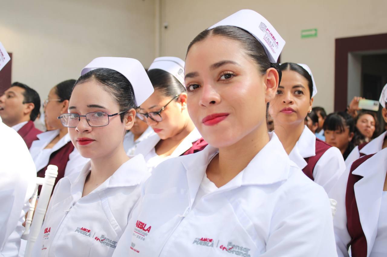 Entrega SEP cofias y distintivos a estudiantes de la USEP
