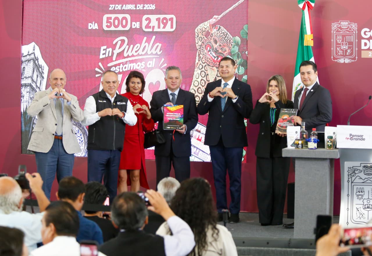 Contribuye UTTECAM a la protección del papel picado de San Salvador Huixcolotla