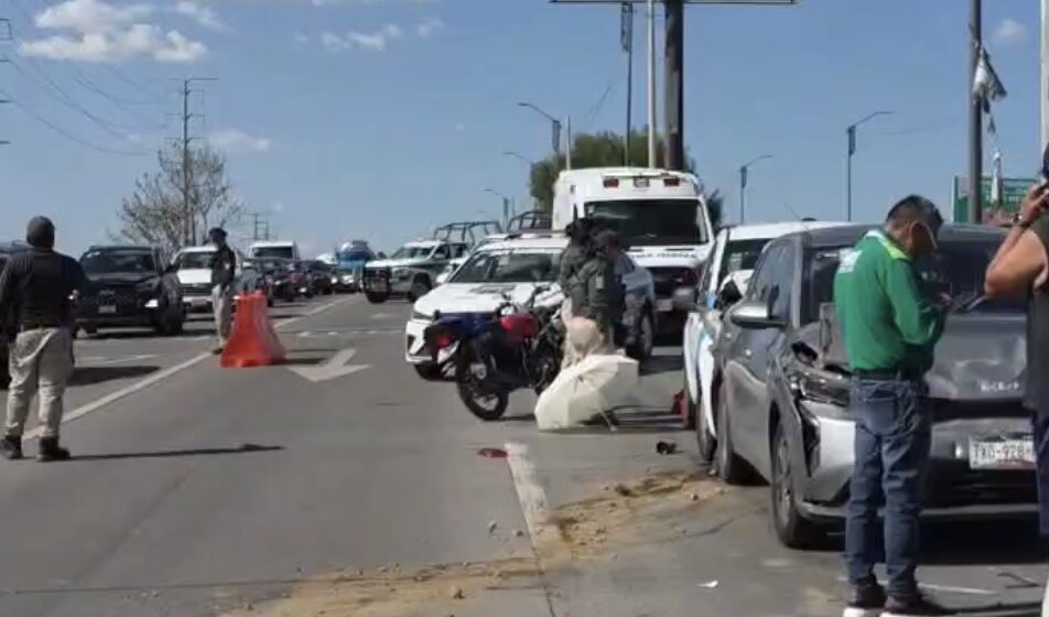 Accidente múltiple colapsa el tránsito rumbo a Cholula; reportan a motociclista lesionado de gravedad