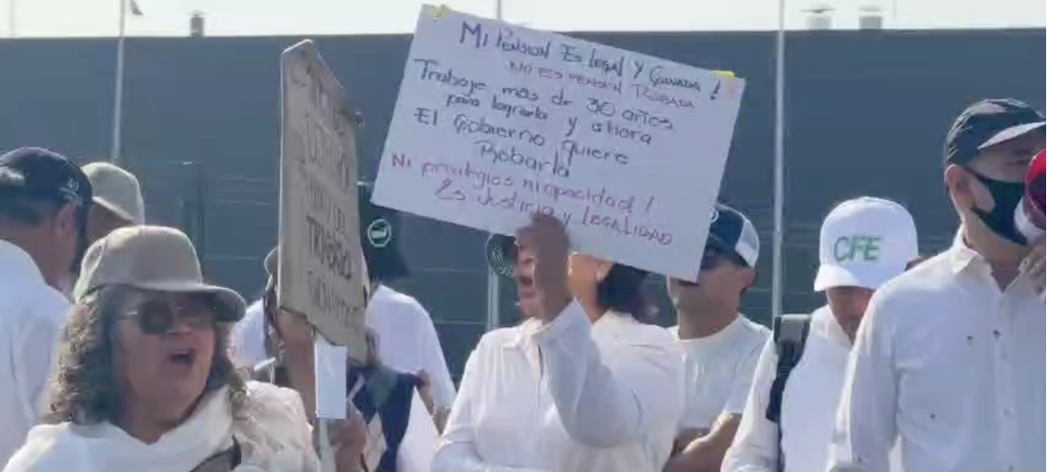 Extrabajadores de CFE se movilizan en Puebla por temor a afectaciones en sus pensiones