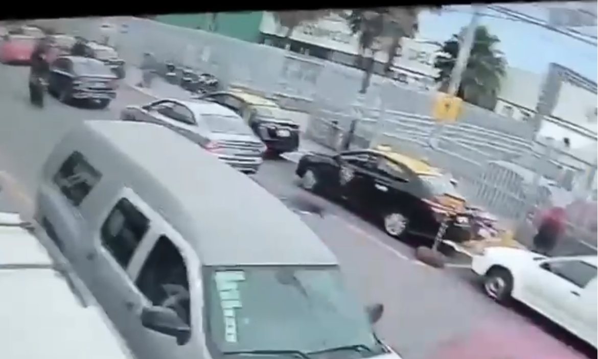 Difunden video de ataque armado en Puebla; líder de ambulantes fue asesinado frente a hospital en Agua Santa