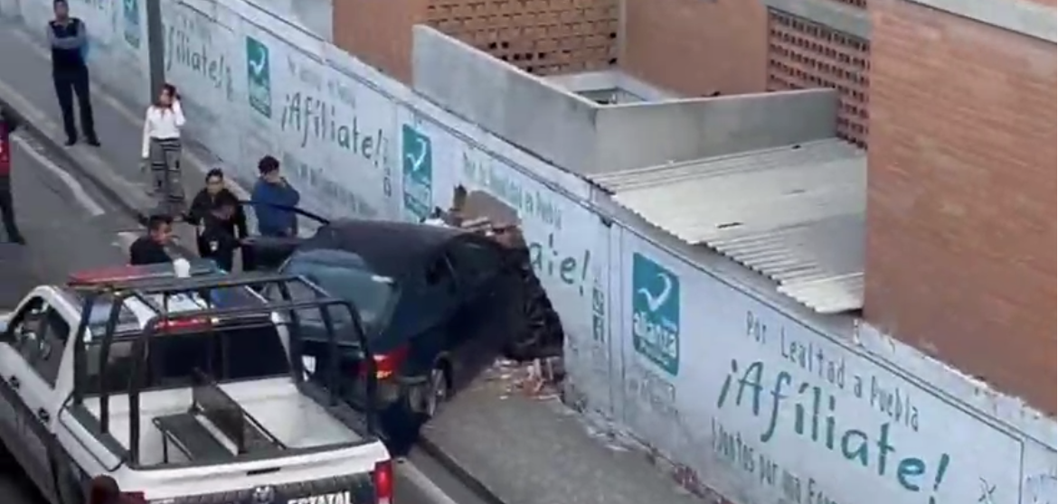 Auto se incrusta en barda de San Bartolo; conductor huye tras accidente en Periférico