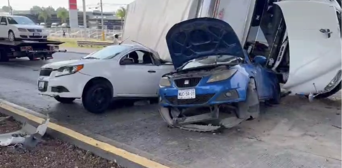 Caos vial en la México-Puebla tras volcadura de camión que cayó sobre automóviles