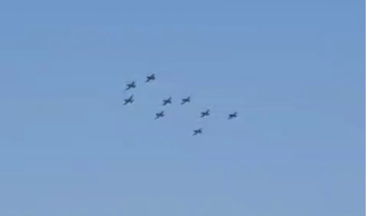 Aviones de la Fuerza Aérea Mexicana surcan Puebla en preparación para desfile del 5 de Mayo