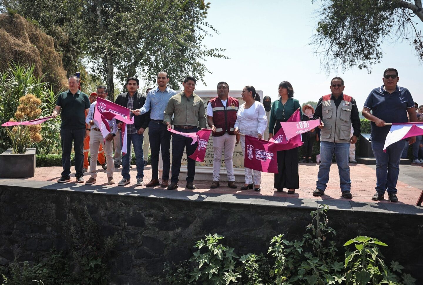 Fortalece Omar Muñoz limpieza de canales con entrega de retroexcavadoras en Cuautlancingo