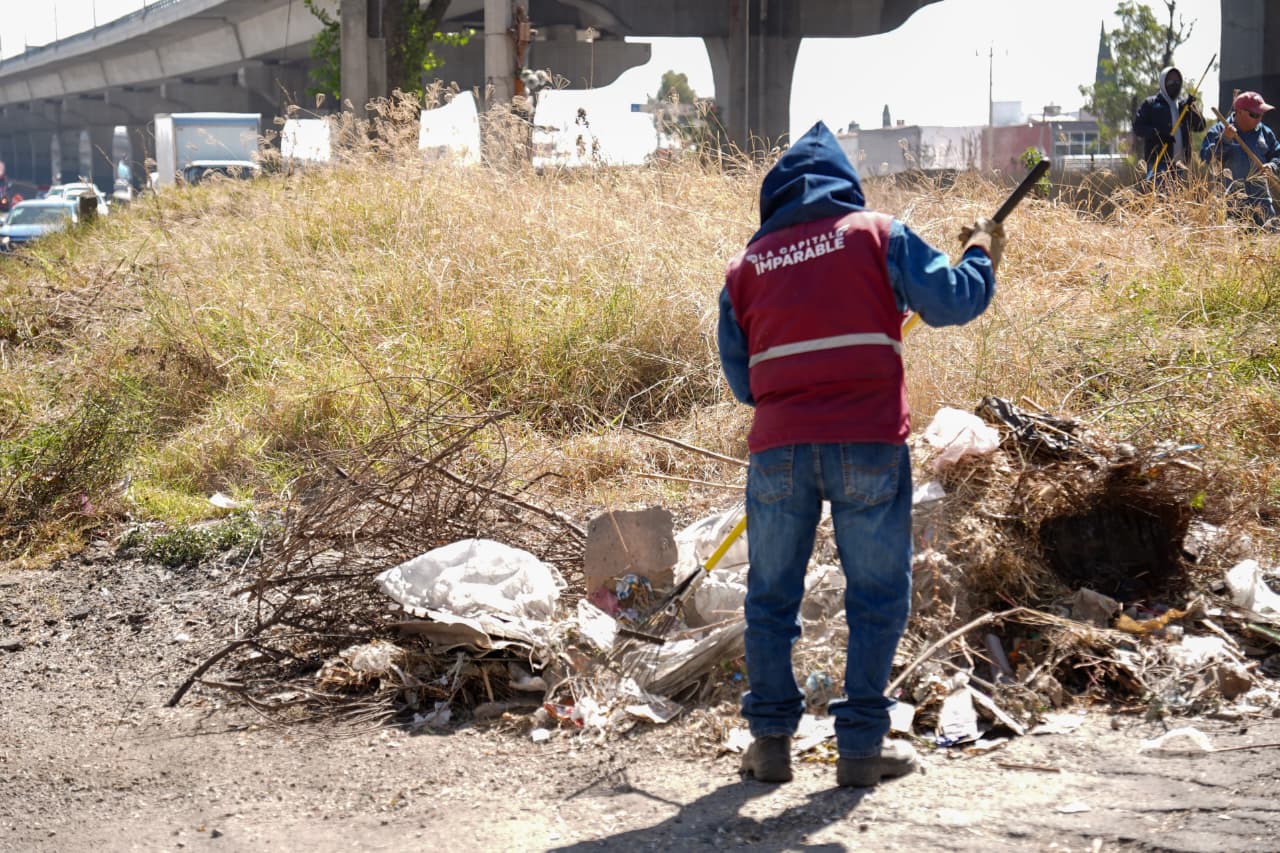 Refuerza Gobierno de Pepe Chedraui mantenimiento en bajo puentes de la capital