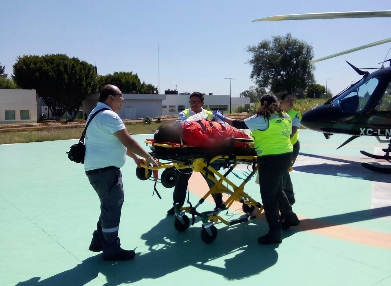 Con ambulancia aérea, gobierno garantiza atención especializada de una joven tras complicaciones por cesárea