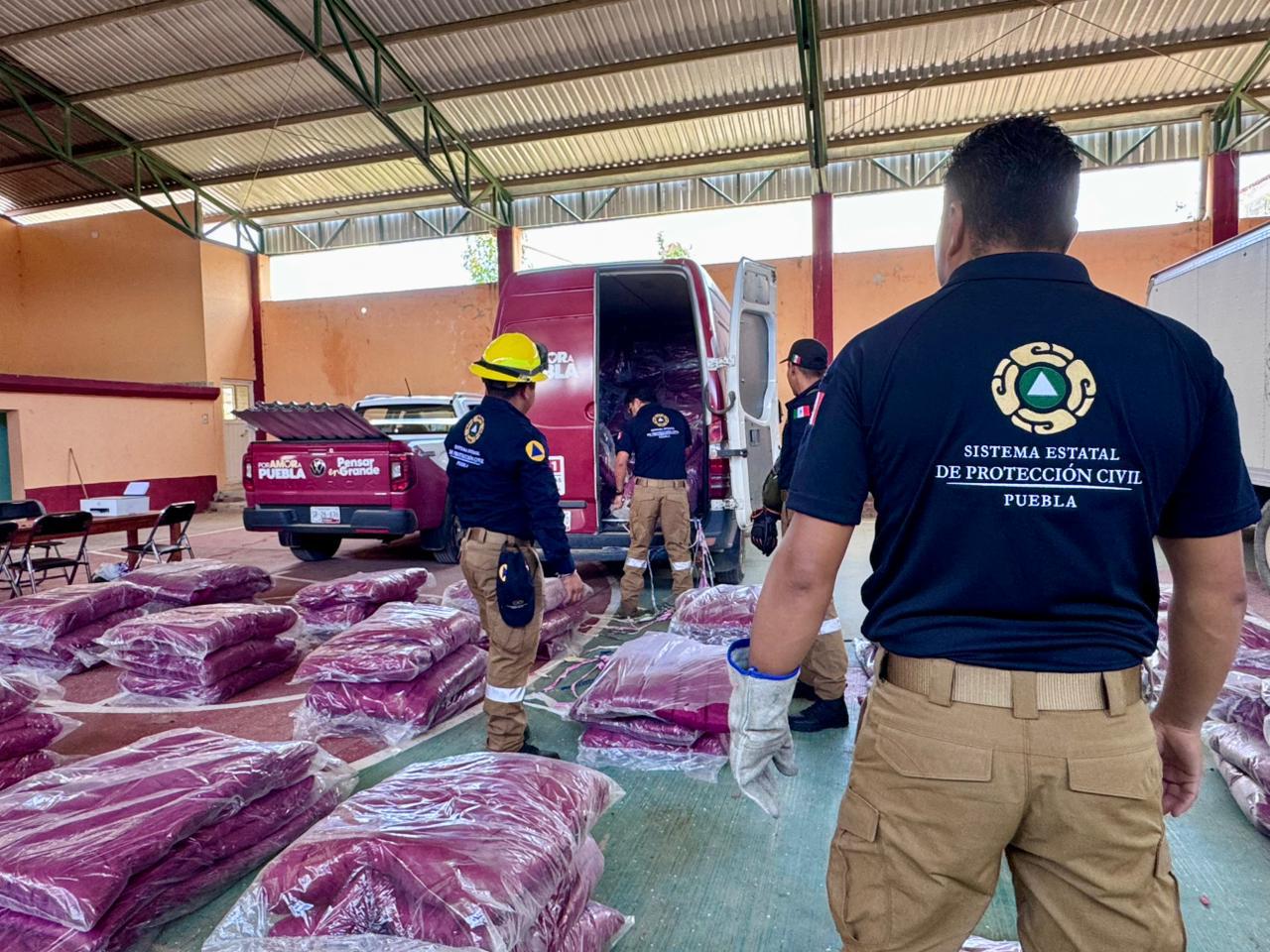Gobierno del Estado entrega apoyos a familias afectadas por lluvias en Ixtacamaxtitlán