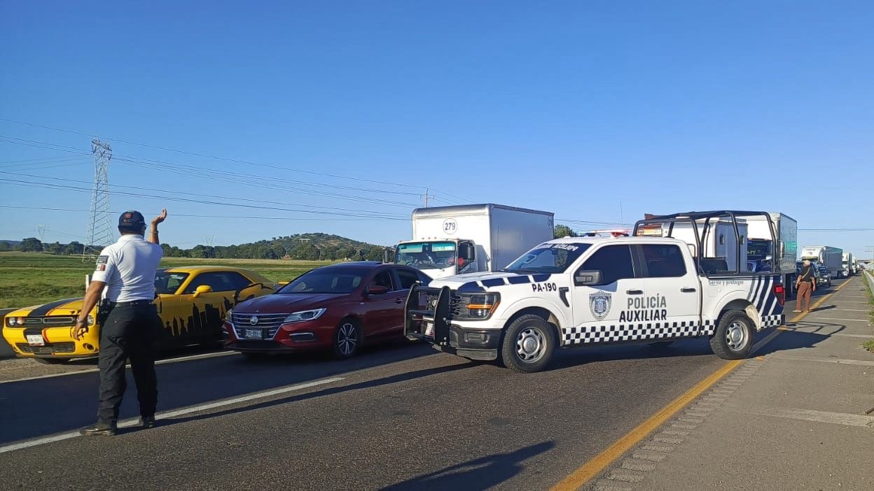Policía Auxiliar brinda auxilio inmediato tras percance en autopista Puebla-Acatzingo